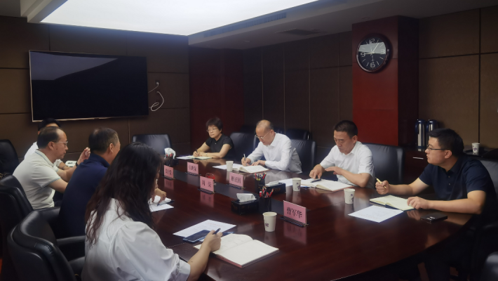 8月4日上午，甘肅藥業(yè)投資集團(tuán)有限公司黨委書(shū)記、董事長(zhǎng)周榮及副總經(jīng)理張世俊等一行4人前往甘肅省科技廳，拜會(huì)省科技廳黨組書(shū)記、廳長(zhǎng)張世榮。雙方圍繞整合中醫(yī)藥優(yōu)勢(shì)資源、強(qiáng)化創(chuàng)新聯(lián)合體建設(shè)、培育高層次創(chuàng)新創(chuàng)