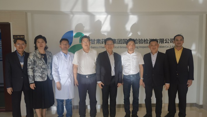 2023年8月21日下午，泰國(guó)衛(wèi)生部傳統(tǒng)和替代醫(yī)學(xué)司司長(zhǎng)王通財(cái)，泰國(guó)駐西安總領(lǐng)事館總領(lǐng)事韓美玲，泰國(guó)衛(wèi)生部傳統(tǒng)和替代醫(yī)學(xué)司副司長(zhǎng)特萬(wàn)，泰國(guó)傳統(tǒng)和替代醫(yī)學(xué)部顧問(wèn)文夢(mèng)賢，瓦納拉特納泰國(guó)傳統(tǒng)和替代醫(yī)學(xué)系替代